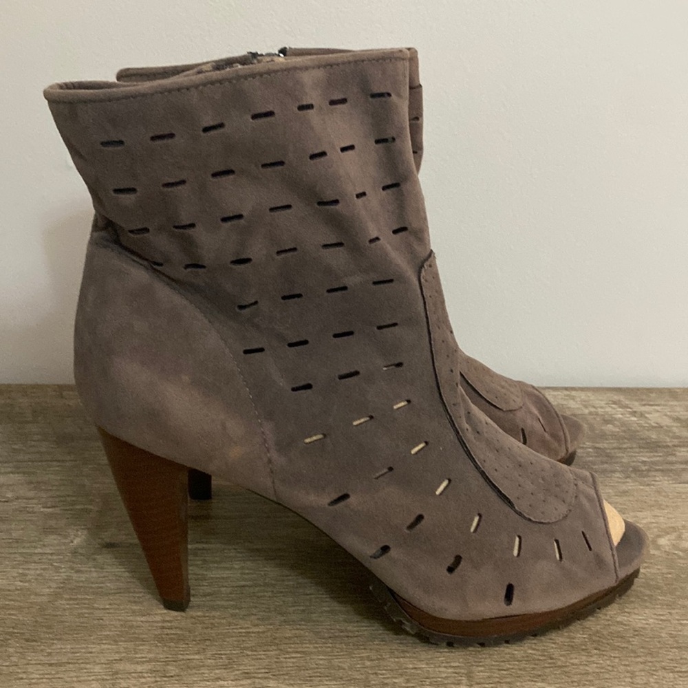 UnSensored womens gray suede ankle heel boots size 7.5